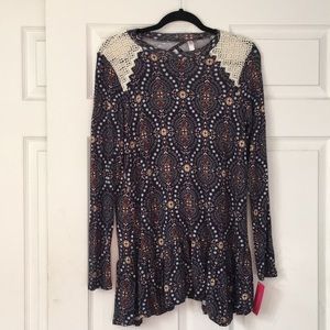 Patterned long sleeved top